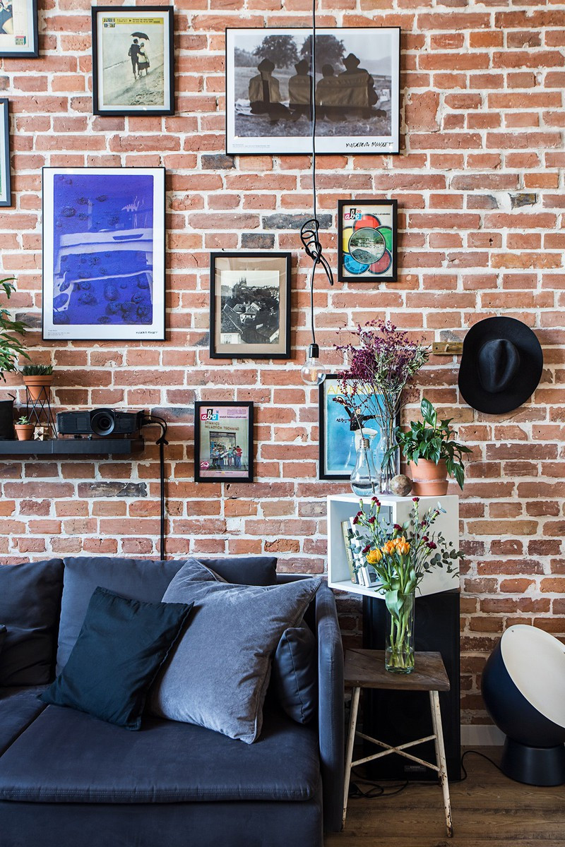 Hoa và cây xanh xua tan vẻ cứng nhắc của những bức tường gạch.