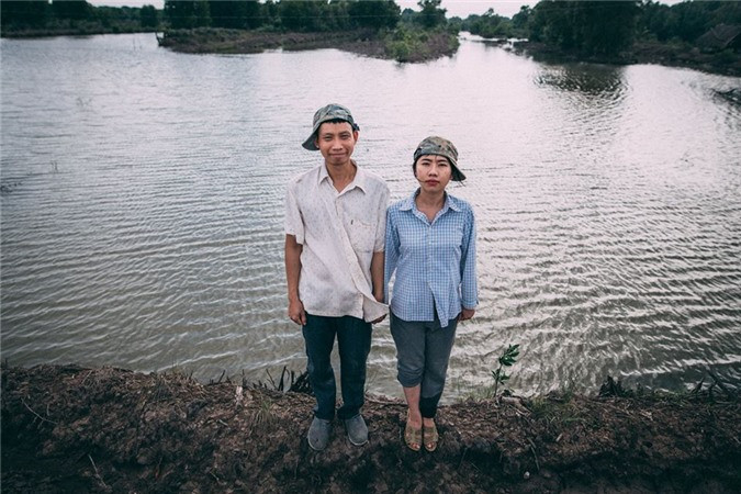 Cặp đôi đi dép tổ ong, mặc áo "cái bang" chụp ảnh cưới "bá đạo" - Hình 8 Cap doi di dep to ong, mac ao