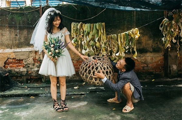 Cặp đôi đi dép tổ ong, mặc áo "cái bang" chụp ảnh cưới "bá đạo" - Hình 5 Cap doi di dep to ong, mac ao