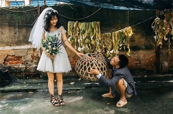 Cap doi di dep to ong, mac ao 