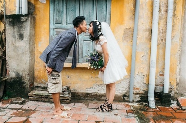 Cặp đôi đi dép tổ ong, mặc áo "cái bang" chụp ảnh cưới "bá đạo" - Hình 7 Cap doi di dep to ong, mac ao