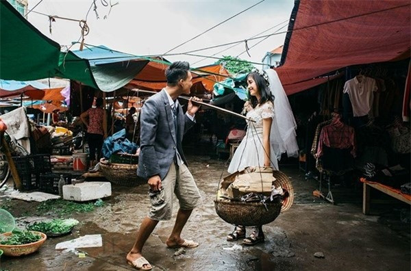 Cặp đôi đi dép tổ ong, mặc áo "cái bang" chụp ảnh cưới "bá đạo" - Hình 6 Cap doi di dep to ong, mac ao