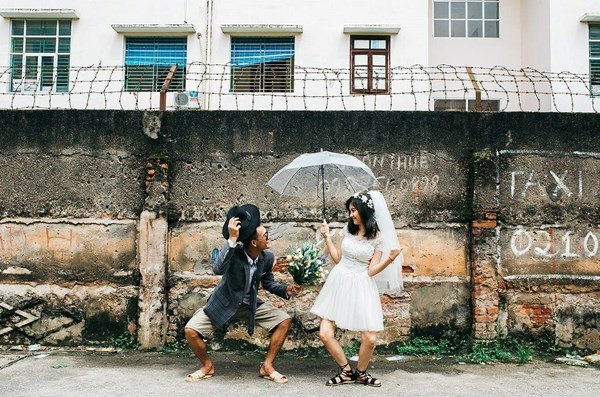 Cặp đôi đi dép tổ ong, mặc áo "cái bang" chụp ảnh cưới "bá đạo" Cap doi di dep to ong, mac ao