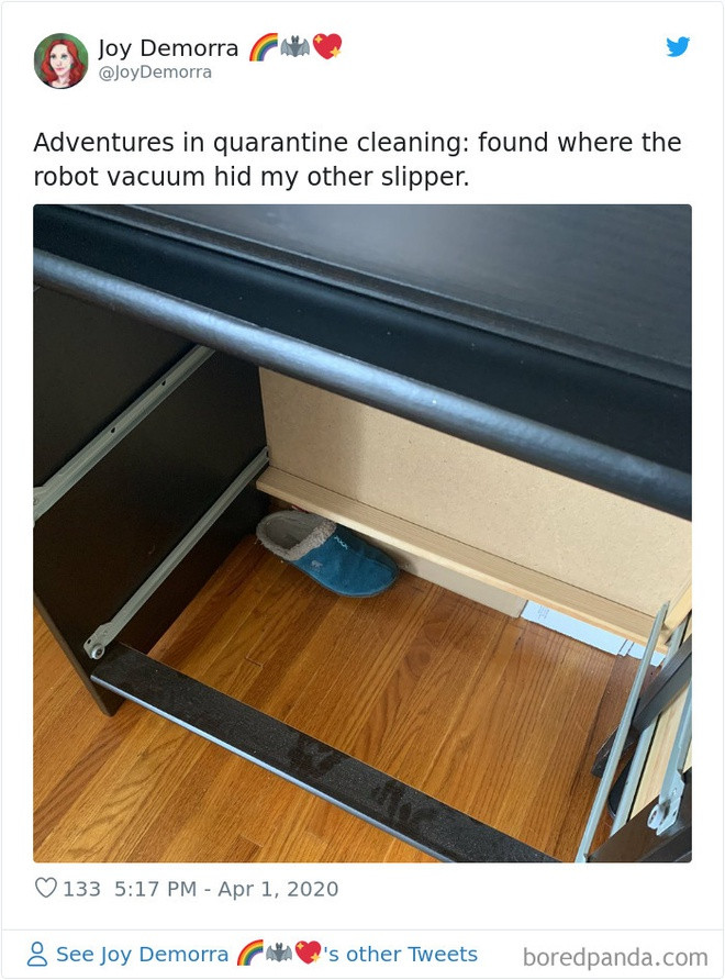 Những món đồ bị robot dọn dẹp vô tình "giấu" vào góc nhà trước đây được dễ dàng tìm ra trong mùa dịch. Chiếc dép bông này là một ví dụ.