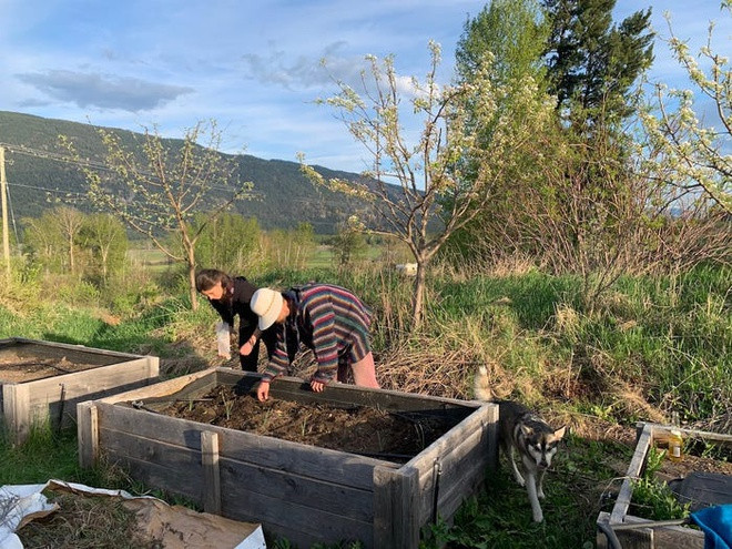 Những người dân sống trong Earthship cũng duy trì những hoạt động để gắn kết đời sống cộng đồng. Họ thường giúp đỡ nhau trong các dự án xây dựng, trao đổi hạt giống với nhau, và tổ chức các buổi ăn tối thân mật. Ảnh: Mark Fleischhaker.