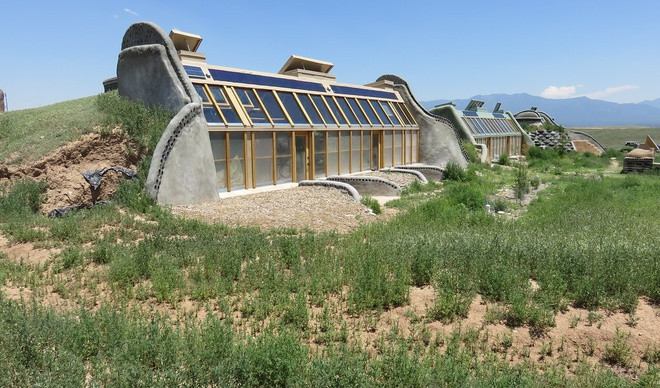Những mô hình nhà ở độc đáo, thân thiện với môi trường như vậy có tên là Earthship. Hiện trên thế giới có khoảng 3.000 căn Earthship, tập trung nhiều nhất ở bang New Mexico, Mỹ. Ảnh: Flickr.