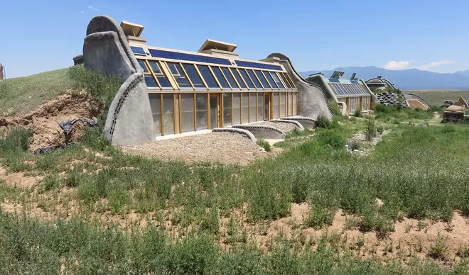 Những mô hình nhà ở độc đáo, thân thiện với môi trường như vậy có tên là Earthship. Hiện trên thế giới có khoảng 3.000 căn Earthship, tập trung nhiều nhất ở bang New Mexico, Mỹ. Ảnh: Flickr.
