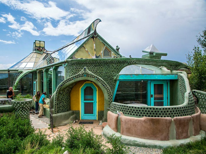 Một ngôi nhà Earthship theo tiêu chuẩn phải đáp ứng được 6 yếu tố sau: thực phẩm, năng lượng, nước sạch, nơi trú ẩn, sự phân loại rác thải, và hệ thống xử lý nước thải. Ảnh: Getty.