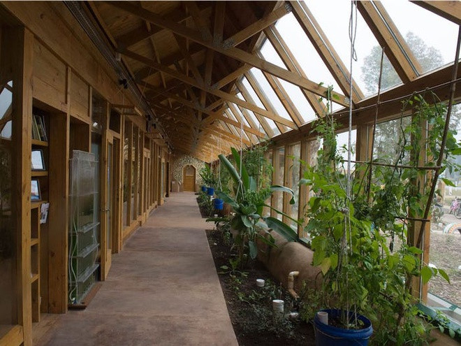 Một chủ Earthship ở Canada cho biết anh ta tốn 70.000 USD để xây một căn nhà như vậy với diện tích khoảng 279 m2. Hàng tháng, gia đình anh chỉ tốn tiền để trả thuế tài sản chứ không phải lo nghĩ về hóa đơn điện, nước, và gas. Ảnh: Getty.