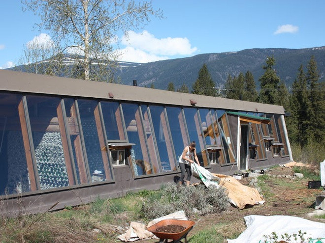 Phong cách sống này đang dần nhận được nhiều sự quan tâm, đặc biệt trong bối cảnh đại dịch COVID-19 diễn biến phức tạp khiến người dân ngại ra khỏi nhà. Những người sở hữu nhiều đất tại Canada đã đăng ký các khóa học online về cách xây dựng Earthship. Ảnh: Mark Fleischhaker.