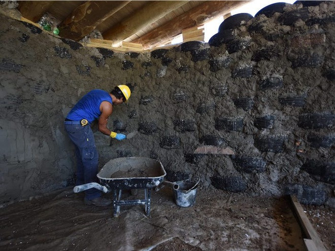 Căn Earthship đầu tiên được xây dựng bởi kiến trúc sư Michael Reynolds vào những năm 1970. Theo mô hình truyền thống, căn nhà được xây phần lớn ở dưới lòng đất để đảm bảo nhiệt độ lý tưởng cho việc trồng trọt. Phần phía nam của ngôi nhà được trang bị các ô cửa sổ nhằm đem đến ánh sáng tự nhiên và tạo ra sự ấm áp. Ảnh: Getty.