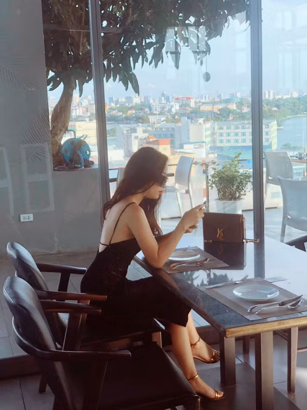 Kin dao khi len song, ngoai doi Vang Anh gu thoi trang trai nguoc-Hinh-11