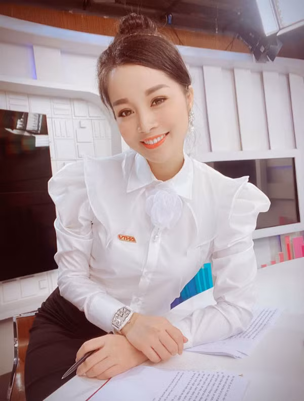 Kin dao khi len song, ngoai doi Vang Anh gu thoi trang trai nguoc-Hinh-2