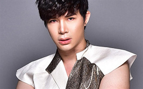 Nathan Lee dap thang mat nguoi dep khoe moi di an tien ty