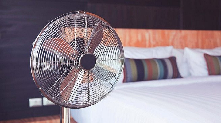 Dung quat dien khi ngu hai suc khoe hon nam dieu hoa