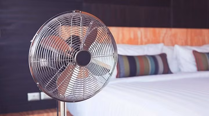 Dung quat dien khi ngu hai suc khoe hon nam dieu hoa