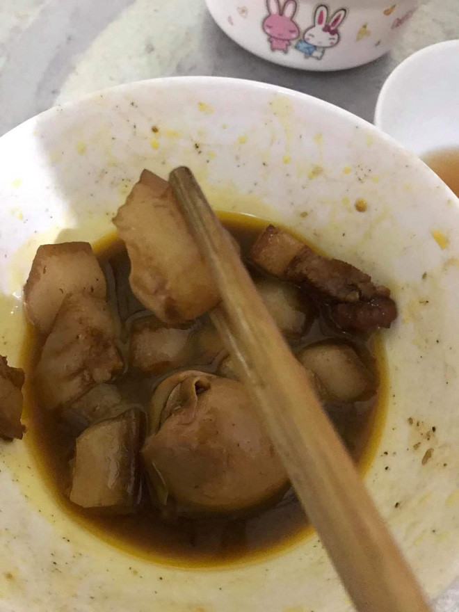 Nang dau bat khoc khi thay mam com me chong de danh