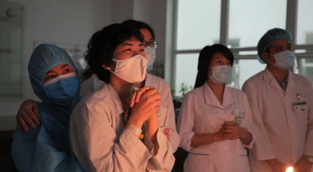 Nữ sinh 18 tuổi mắc ung thư phổi: "chỉ vuốt tóc 15 phút nhưng mình trọc cả mái đầu" Nu sinh 18 tuoi mac ung thu phoi: