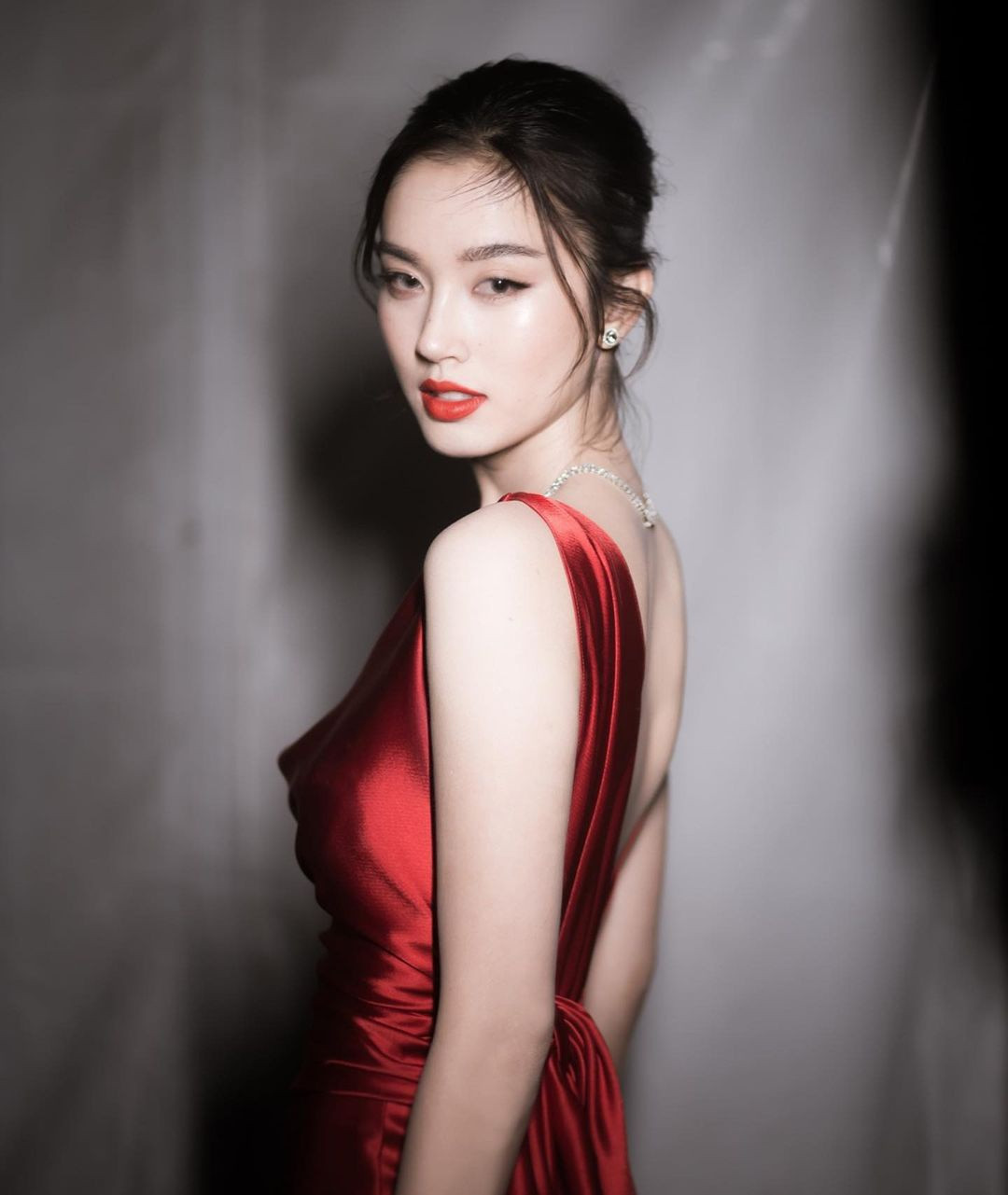 Người đẹp 34 tuổi từng xuất hiện trên tạp chí danh tiếng Harper’s Bazaar Thái Lan và Milan Fashion Week 2019. Không chỉ thành công trong lĩnh vực thời trang, Petcharat còn lấn sân diễn xuất, từng tham gia The White Storm (2013) và Insomnia Lover (2016) bên cạnh nhiều tài tử nổi tiếng.