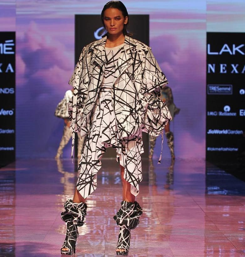 Năm 2017, Anjali Lama là người mẫu chuyển giới đầu tiên trình diễn tại Tuần lễ thời trang Lakme ở Ấn Độ. Chân dài cao 1,75 m từng phải vật lộn với đói nghèo và mâu thuẫn trong gia đình. Tuy nhiên, với sự nỗ lực chăm chỉ, cô hiện là một trong những người mẫu hàng đầu tại đất nước tỷ dân, từng góp mặt trong chiến dịch châu Á 2019 của hãng Calvin Klein. "Dù từng bị từ chối nhiều lần, tôi vẫn nỗ lực chiến đấu, tự nhủ đừng bao giờ từ bỏ ước mơ của mình", cô nói với Femina.