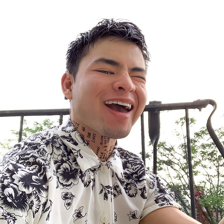 Chella Man là người mẫu, diễn viên, YouTuber người Mỹ. Năm 2017, anh gây chú ý khi chia sẻ về quá trình chuyển giới cũng như những câu chuyện xoay quanh cuộc sống khiếm thính của mình. Sau đó, Chella Man được Tập đoàn người mẫu IMG đề nghị ký hợp đồng và nhanh chóng có nhiều bước tiến trong làng thời trang.