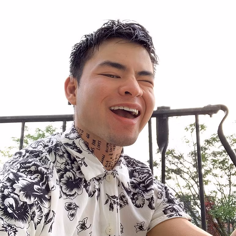  Chella Man là người mẫu, diễn viên, YouTuber người Mỹ. Năm 2017, anh gây chú ý khi chia sẻ về quá trình chuyển giới cũng như những câu chuyện xoay quanh cuộc sống khiếm thính của mình. Sau đó, Chella Man được Tập đoàn người mẫu IMG đề nghị ký hợp đồng và nhanh chóng có nhiều bước tiến trong làng thời trang.