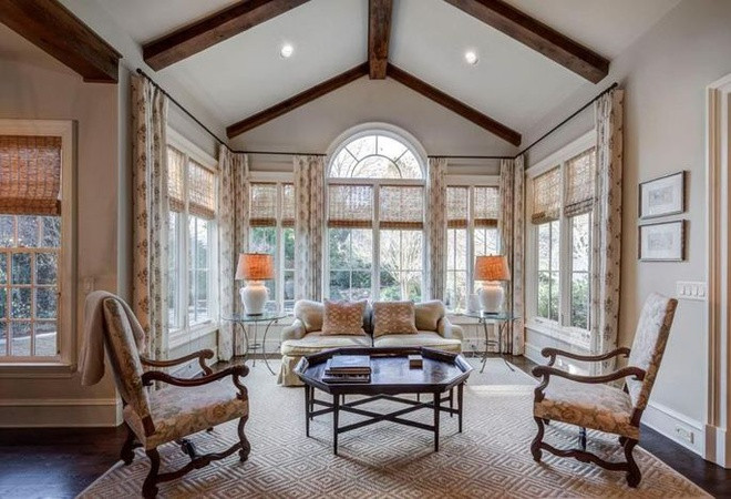 Một không gian gia đình nhỏ nhắn được trang hoàng với nhiều nội thất cầu kỳ, cổ điển.