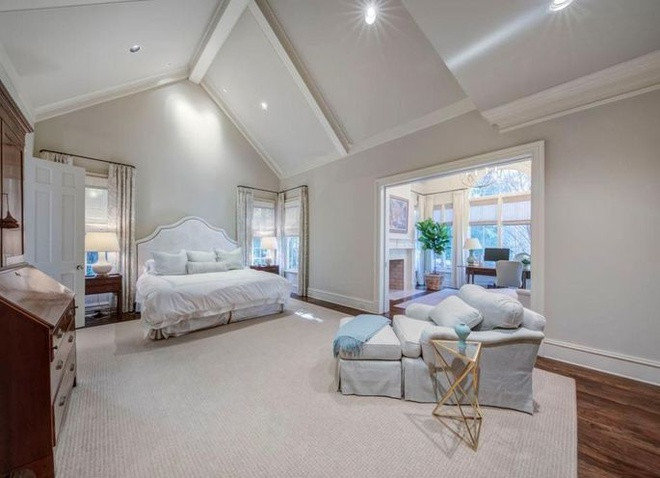 Phòng ngủ chính rộng lớn, sang trọng, tràn ngập ánh sáng tự nhiên, được tích hợp với một phòng tắm và một khu vực tiếp khách. Gam màu trắng chủ đạo tạo cảm giác dịu nhẹ cho căn phòng này.