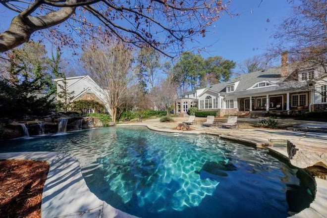 Hồ bơi ngoài trời độc đáo, được thiết kế với một thác nước thu nhỏ để đem lại cảm giác gần gũi với thiên nhiên.