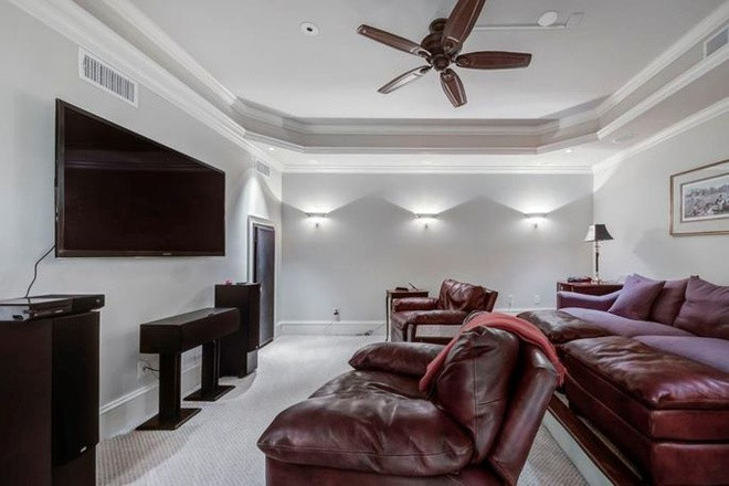 Những tiện ích nổi bật bên trong căn biệt thự có thể kể đến phòng xem phim và phòng tập thể dục.