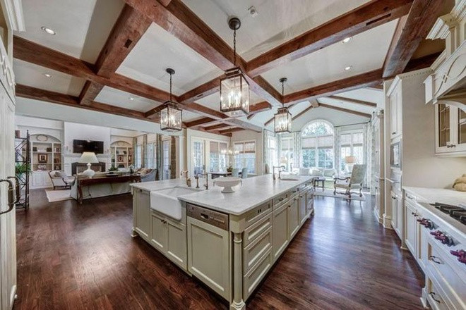 Nhà bếp rộng lớn, được thiết kế với phong cách cởi mở để trở nên thông thoáng, sáng sủa. Khu vực này được trang bị hàng loạt công cụ nấu nướng hiện đại, cao cấp.