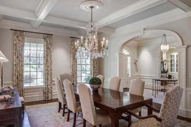 Phòng ăn lộng lẫy, thanh lịch, có điểm nhấn là một chiếc đèn chùm tinh xảo.