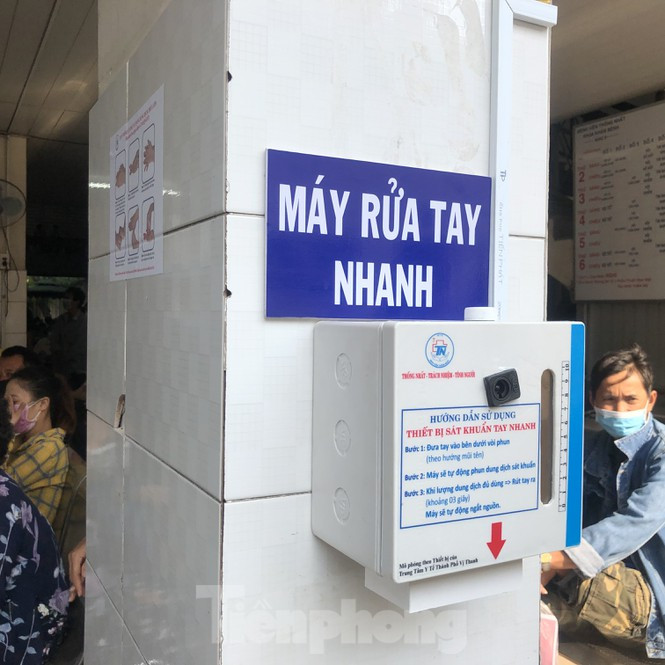 ##s###Vài ngày gần đây, máy rửa tay tự động của Bệnh viện Thống Nhất (TPHCM) được đưa vào sử dụng, giúp người dân đến khám chữa bệnh rất yên tâm. Máy đặt ở những vị trí thuận tiện để ai cũng có thể thấy và sử dụng.