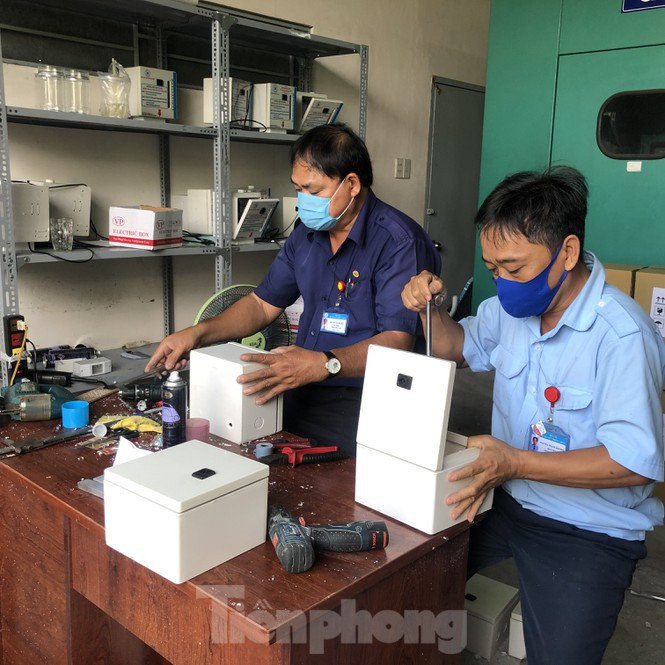 ##s###"Trung bình mỗi ngày, chúng tôi có thể làm được từ 15-20 máy. Tuy nhiên sản phẩm này không bán mà chỉ sử dụng nội bộ trong bệnh viện và tặng cho các bệnh viện có nhu cầu. đã có hơn 50 máy rửa tay tư động do bệnh viện sản xuất được đưa vào sử dụng ở UBND TP và 1 số quận huyện" - BS Tỵ chia sẻ.