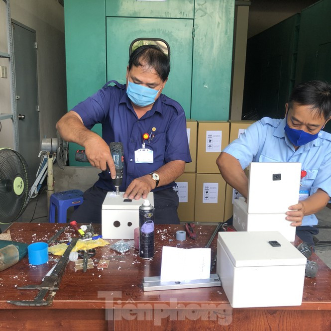 ##s###Đặc biệt, máy rửa tay tự động này chính là sản phẩm "cây nhà lá vườn" do tập thể y bác sĩ, công nhân viên của bệnh viện Thống Nhất tự sản xuất. Chỉ bằng những dụng cụ đơn giản như hộp gen, ống nhựa, chai lọ, dây điện và dung dịch khử khuẩn... là có ngay một chiếc máy rửa tay thông minh.