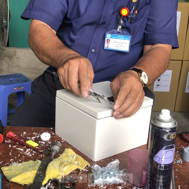 ##s###Khi cải tiến, đầu phun giúp phun đều hơn, khả năng phun bề mặt tốt hơn, tiện lợi. Ưu điểm lớn nhất của máy là tiện lợi và giúp người dùng hoàn toàn không phải chạm tay vào bất cứ thiết bị gì, từ đó loại trừ nguy cơ lây nhiễm chéo.