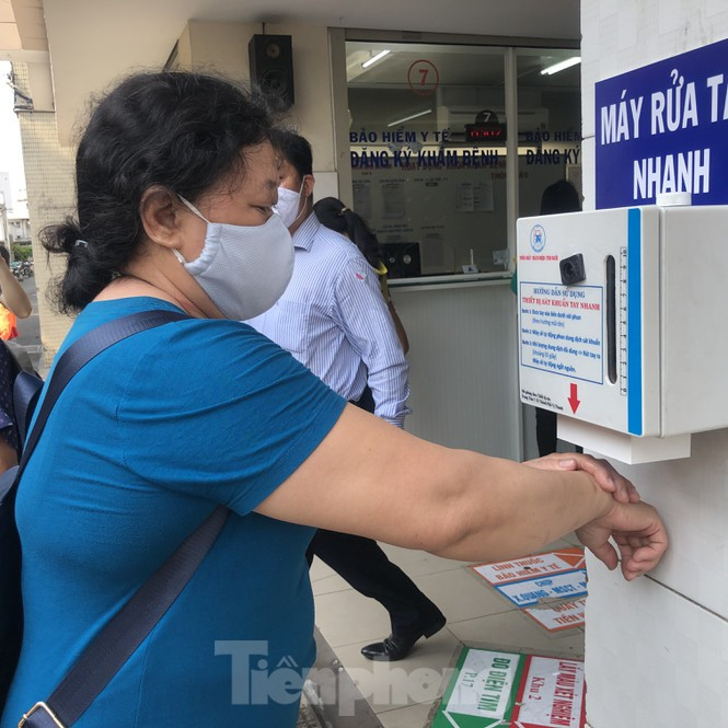 ##s###Chỉ cần đưa tay vào và dòng dung dịch khử khuẩn sẽ phun đều đặn khắp bàn tay và những nơi cần làm sạch. Bà Tâm (58 tuổi, ngụ Q.Tân Bình) cho biết: "Lần đầu tôi thấy có chiếc máy này, thật tiện lợi khi không cần chạm vào mà vẫn có dung dịch rửa tay giúp đôi tay luôn sạch sẽ".
