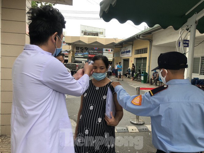 ##s###Ứng dụng công nghệ để "chiến đấu" với Covid-19 được bệnh viện Thống Nhất đẩy mạnh. Hiện bệnh viện còn đang lắp đặt hệ thống do nhiệt độ tự động, chỉ cần người đến khám đi ngang camera, hệ thống sẽ phát hiện ngay ai bị sốt để tách riêng. Điều này giúp an toàn hơn trong việc đo nhiệt độ bằng tay hiện nay.