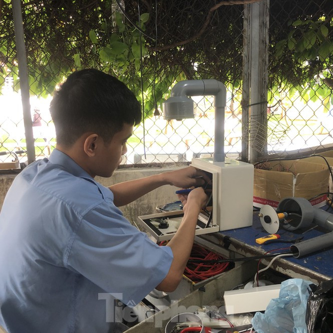 ##s###Theo PGS.TS.BS Lê Đình Thanh, Giám đốc bệnh viện Thống Nhất, chiếc máy này là phiên bản cải tiến từ máy rửa tay tự động của Trung tâm Y tế TP Vị Thanh (Hậu Giang), mà ông và các đồng nghiệp đã được thấy khi tham quan trung tâm y tế này.