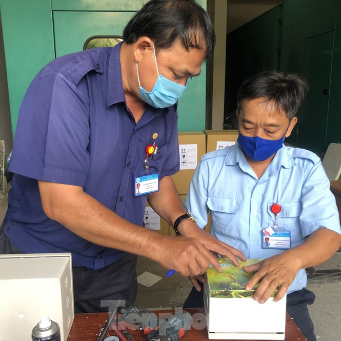 ##s###Kỹ thuật viên của bệnh viện cân đo, chỉnh sửa cẩn thận từng chi tiết.