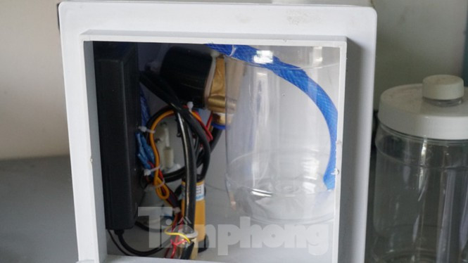 ##s###Theo BS CKI Võ Văn Tỵ, Trưởng phòng Quản trị Bệnh viện Thống Nhất, cấu trúc của phần này gồm có hệ thống bơm, mô tơ điện, bình chứa dung dịch, các đầu phun tia, hộp bên ngoài. Máy sử dụng nguồn điện với hiệu điện thế thấp, chỉ 12V nên hoàn toàn an toàn với người sử dụng.