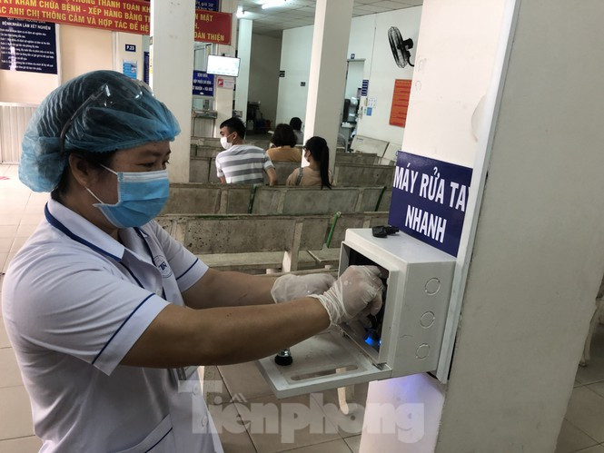 ##s###Hiện, bệnh viện tiếp tục nghiên cứu và cái tiến sản phẩm như sẽ thiết kế lại bình đựng dung dịch khử khuẩn lớn hơn, để không phải châm thường xuyên như hiện nay.