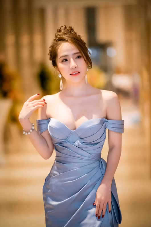 Được biết, Quỳnh Nga là một người đam mê tập yoga và chính môn thể thao này đã góp công lớn giúp cô sở hữu vòng eo siêu nhỏ, lợi thế tuyệt vời giúp diện đầm dạ hội đẹp hơn. Vi An (T/h)