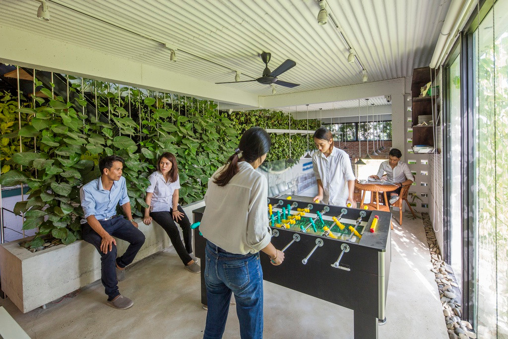 Kiến trúc bên trong được thiết kế đơn giản, nhẹ nhàng với nhiều cây xanh được bố trí trong các không gian.