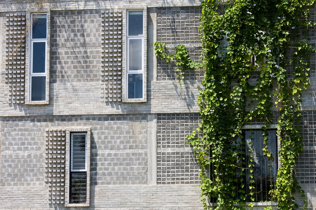 Hàng rào cây hoa bao quanh những khoảng tường thoáng tạo bóng mát và vẻ đẹp.