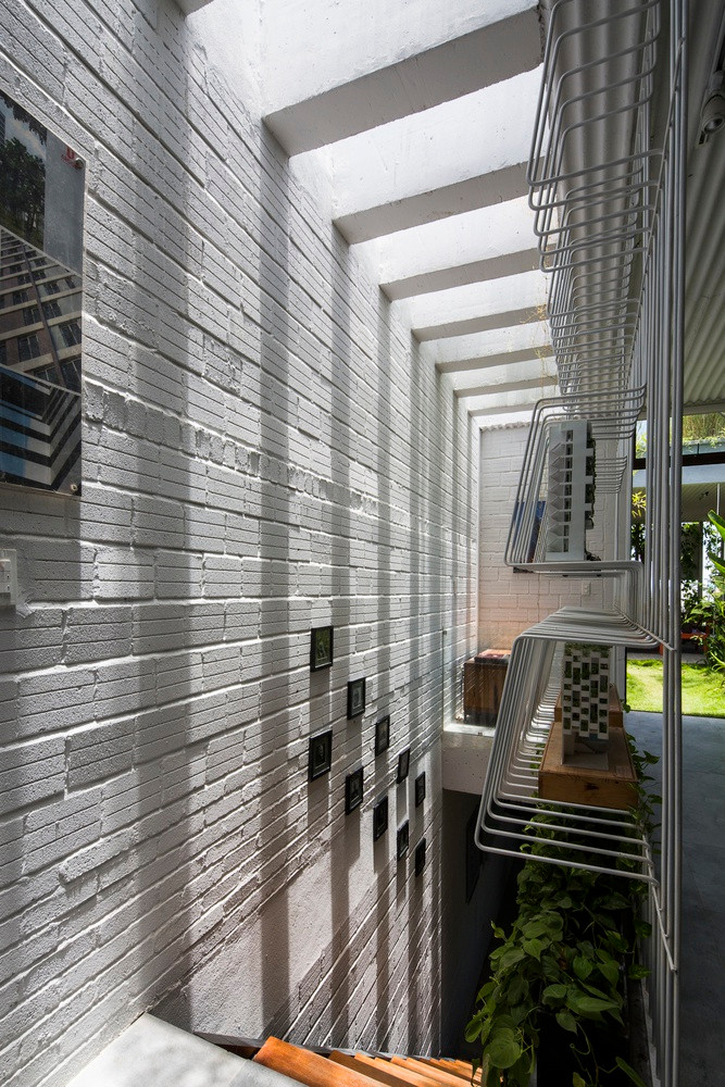 Gạch không nung được sử dụng để tạo không khí của một ngôi nhà ở vùng quê. Sàn nhà được lát gạch bê tông với tông màu xám nhạt. Phần mái bằng xi măng được bố trí như một giàn giáo - phương pháp xây dựng đặc trưng của các miền quê. Điều này tạo ra chiều sâu cho tòa nhà với cấu trúc 3 chiều.