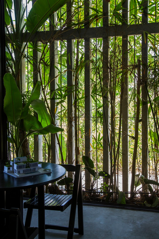 Cây chuối, tre và một số loại cây bản địa khác được trồng ở tầng 1 của văn phòng. Phần tiếp giáp phía tây nam của ngôi nhà được xây dựng bằng bê tông và trang trí bằng các thanh nan để tránh nắng nóng, đồng thời cho phép luồng gió tự nhiên từ biển thổi vào.