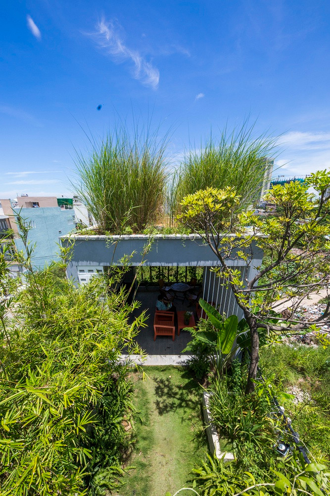 Tầng này có văn phòng điều hành, phòng họp và phòng ăn trưa rộng mở với một nhà bếp hoàn chỉnh.