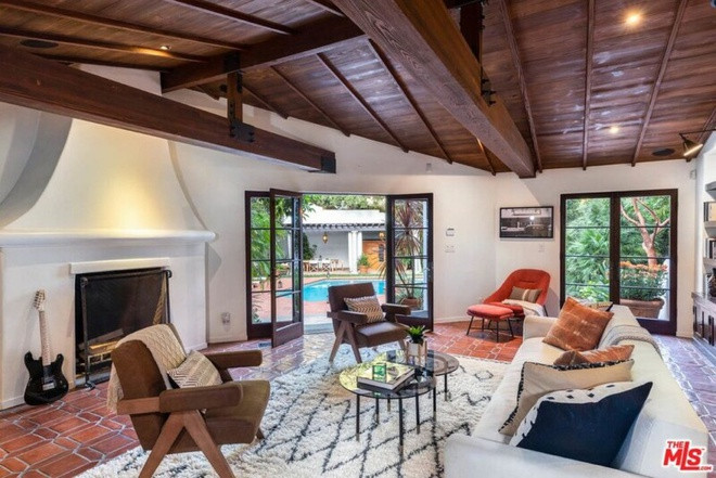 Các không gian sinh hoạt bên trong mang những đường nét mộc mạc để đem lại cảm giác ấm cúng và gần gũi. Phòng khách thoáng đãng với cánh cửa kiểu Pháp mở ra cảnh sắc sân vườn.