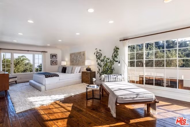 Phòng ngủ chính rộng lớn, sang trọng, tràn ngập ánh sáng tự nhiên. Sàn gỗ cứng tạo những đường nét hoài cổ, còn những nội thất màu trắng đem đến cảm giác dịu nhẹ.